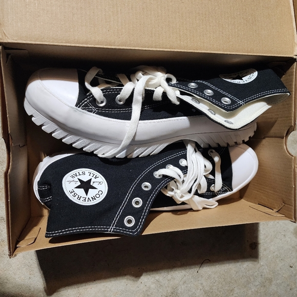 Converse - Picture 2 of 2